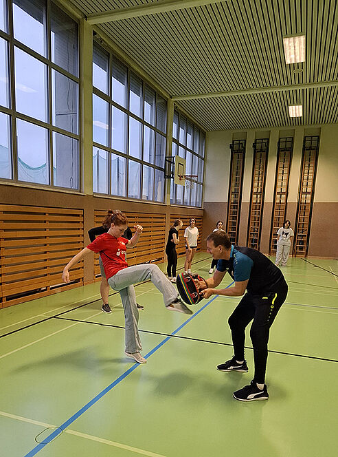 Schülerinnen beim Selbstverteidigungskurs im Turnsaal