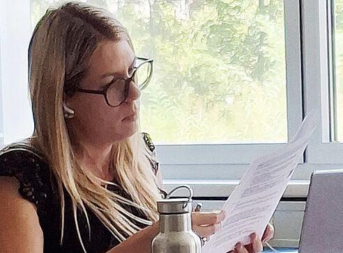 Lehrerin kontrolliert COOL-Auftrag