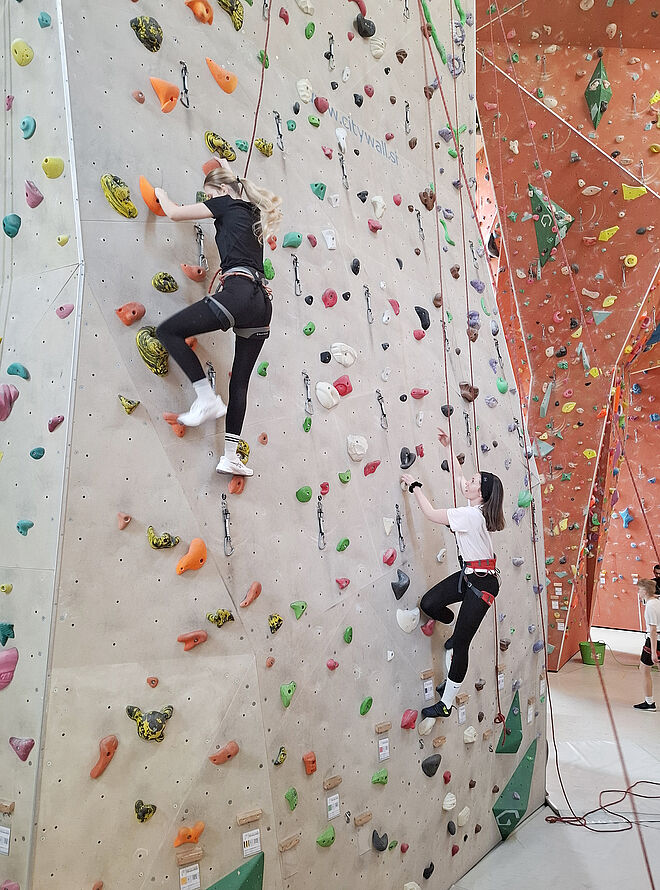zwei Schülerinnen an der Kletterwand