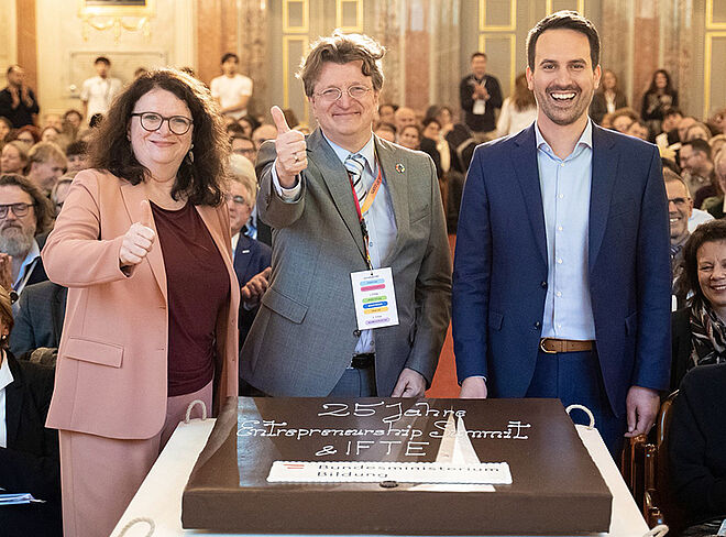 Torte dreimal Daumen hoch © IFTE/Roninger/Lindner