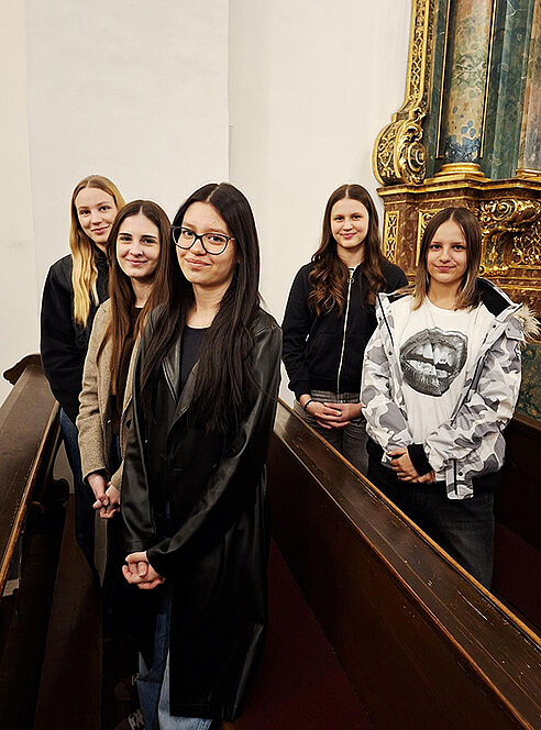 Schülerinnen lächeln stehend in die Kamera