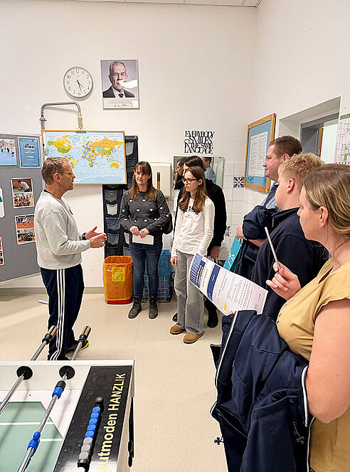 Sportlehrer stellt Raum vor