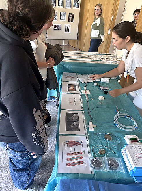 Krankenschwester erklärt Instrumente