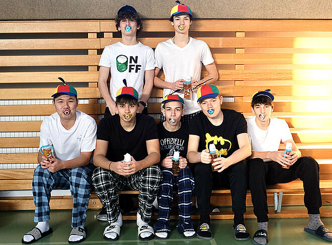 Schülergruppe verkleidet als Babys