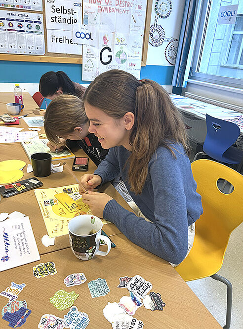 Schüler arbeiten basteln