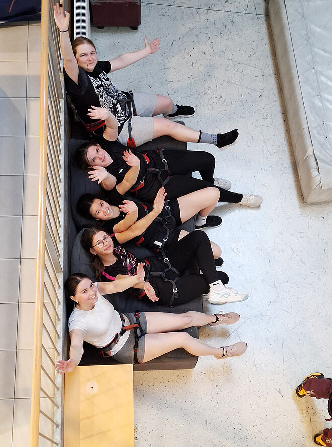 Schülerinnen rasten sich am Sofa aus