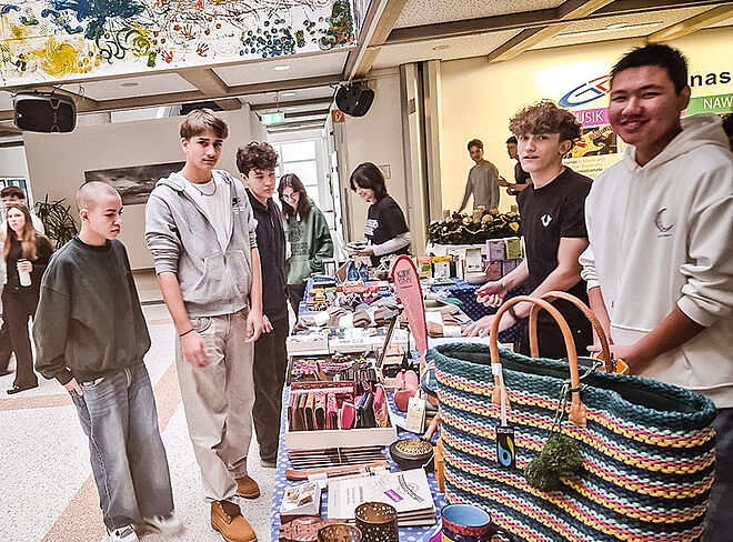 Schüler beim Pop-up-Shop