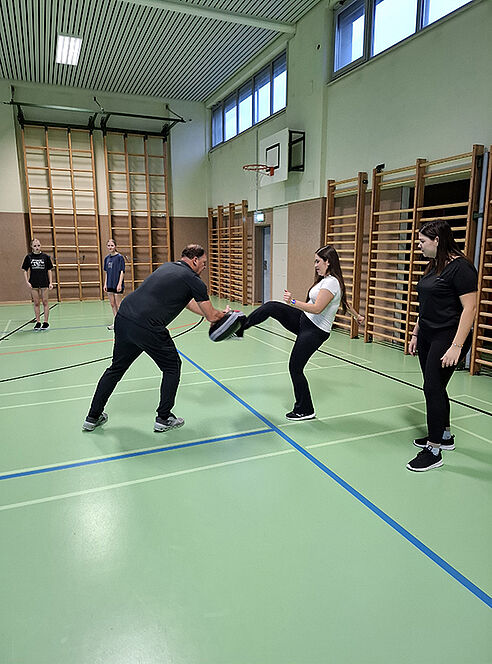 Schülerinnen beim Selbstverteidigungskurs im Turnsaal