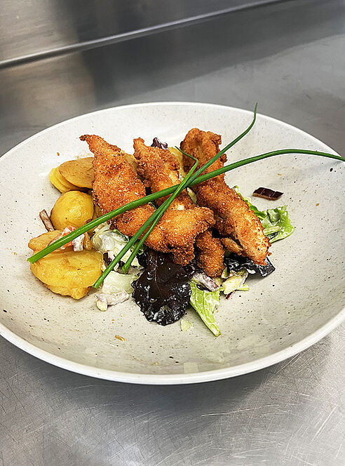 Frühlingssalat mit gebackenen Hühnerstreifen