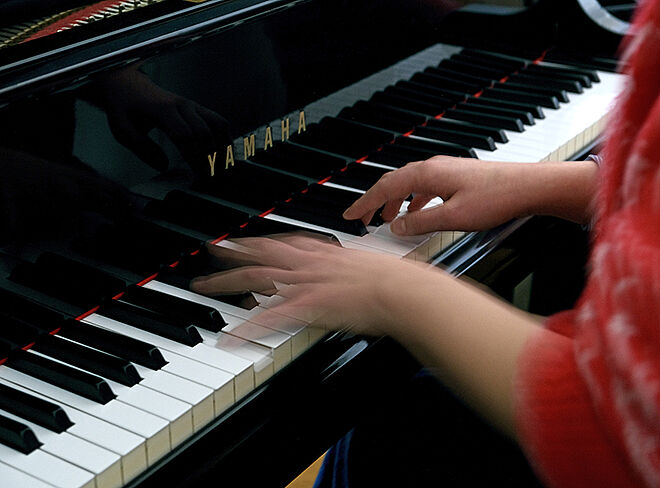 Klavier spielende Hände