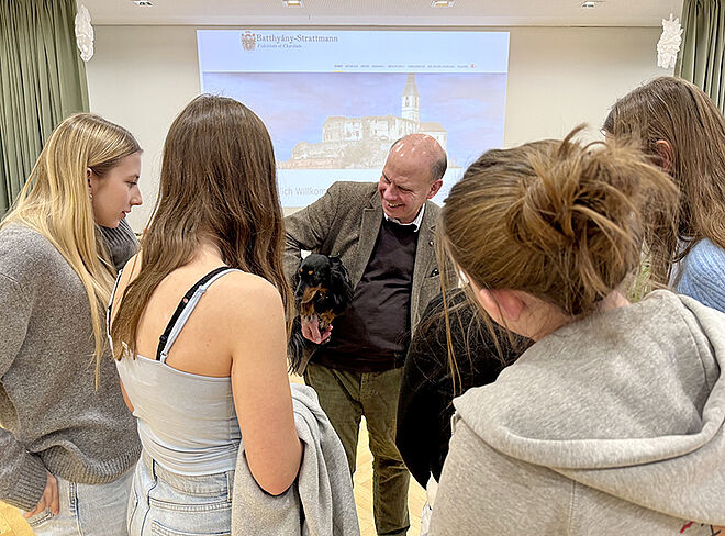 Schülerinnen um Fürst und Dackeldame