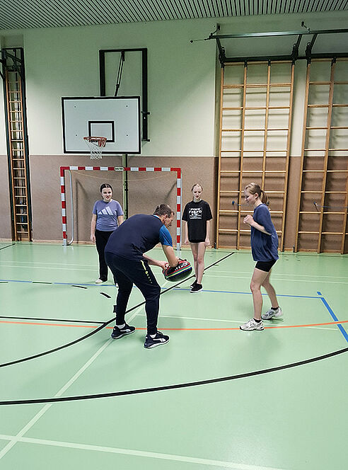 Schülerinnen beim Selbstverteidigungskurs im Turnsaal
