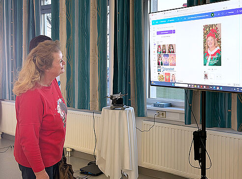 Besucherin vor Fernseher, sieht KI-Bild