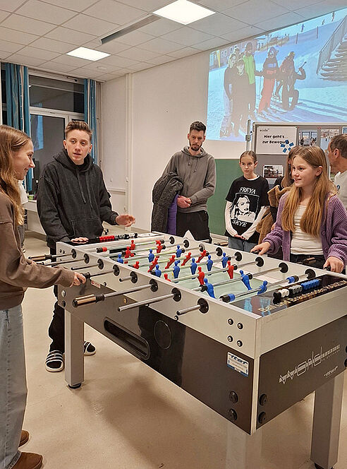 Besucherinnen am Tischfussball