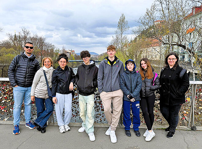 Gruppenfoto auf Brücke in Graz