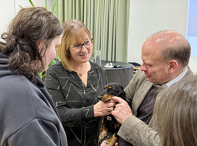Direktorin mit Fürst und Dackeldame