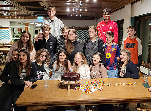 Gruppenfoto im Heim mit Geburtstagstorte