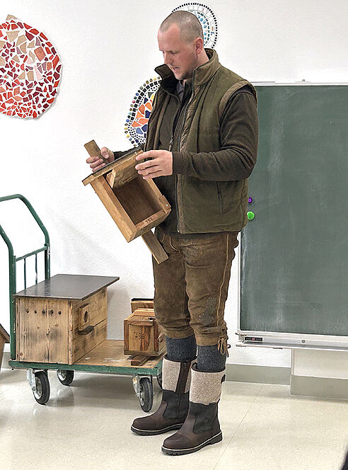 Förster erklärt Nistkasten