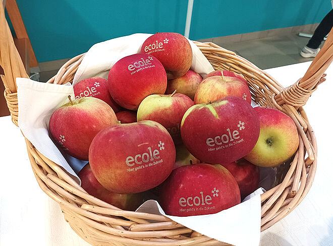 Korb mit gebrandeten Äpfeln