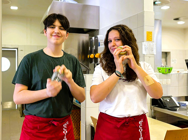 Lennart und Larissa kochen ein