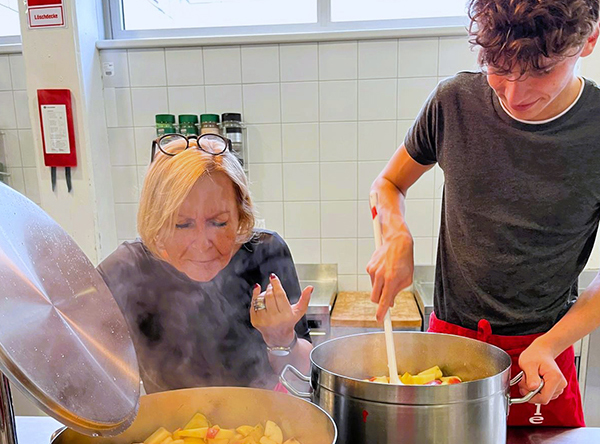 Lehrerin hält Nase über dampfenden Topf