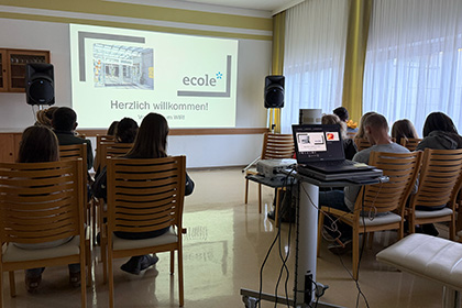 Besucher blicken auf Beamerbild