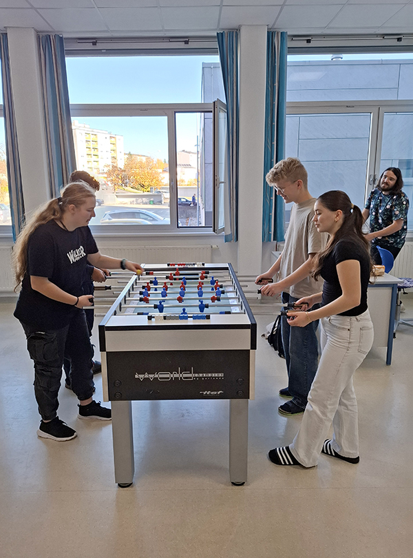 Schüler beim Tischfussball
