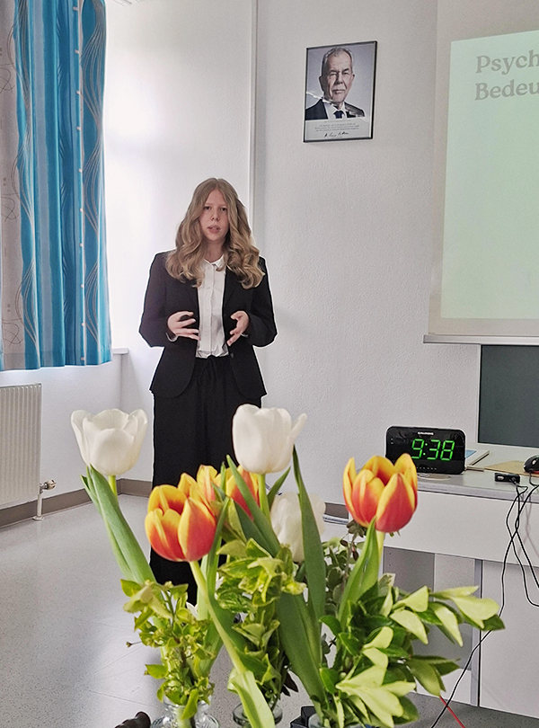 Schülerin präsentiert