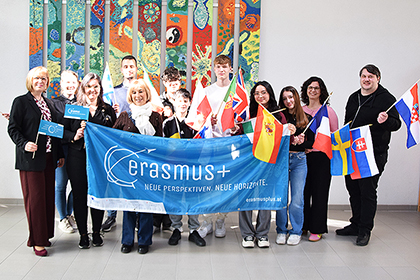 Gruppenfoto mit Italienern und Erasmus-Fahne