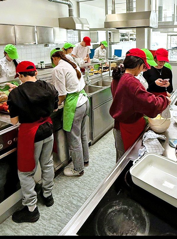 gemeinsames Kochen in der Küche