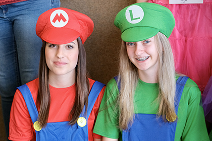 Schülerinnen verkleidet als Mario und Luigi
