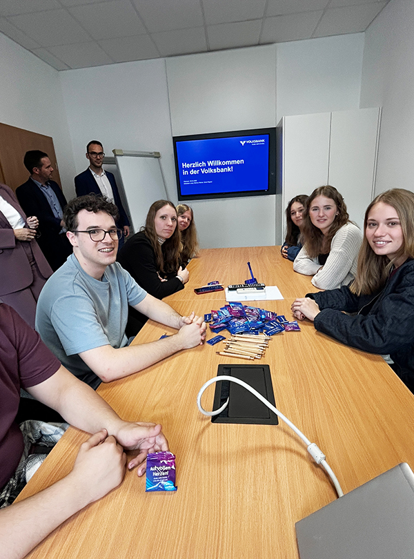 Schüler in der Volksbank