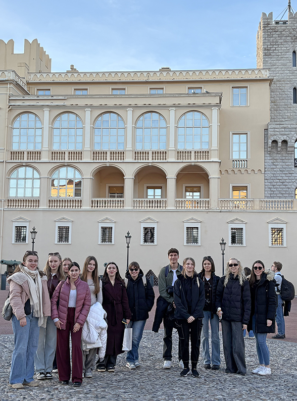 Gruppenfoto vor dem Fürstenpalast