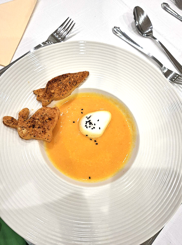 Karottensuppe mit Blätterteigosterhasen