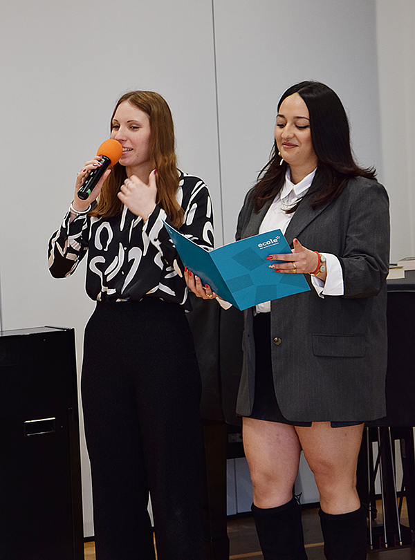 Moderatorenduo Jazmin und Atrissa