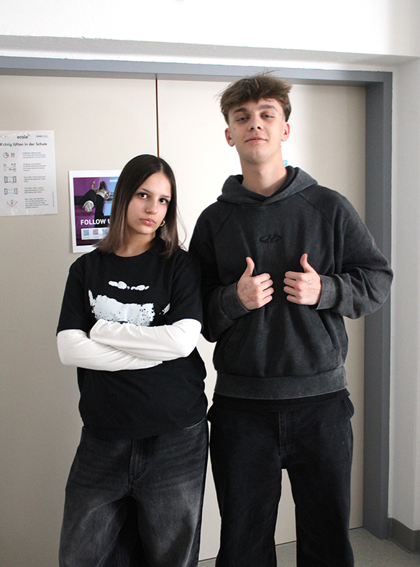 zwei Schüler posen