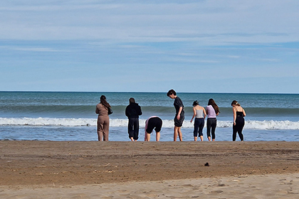 Schüler/innen am Strand