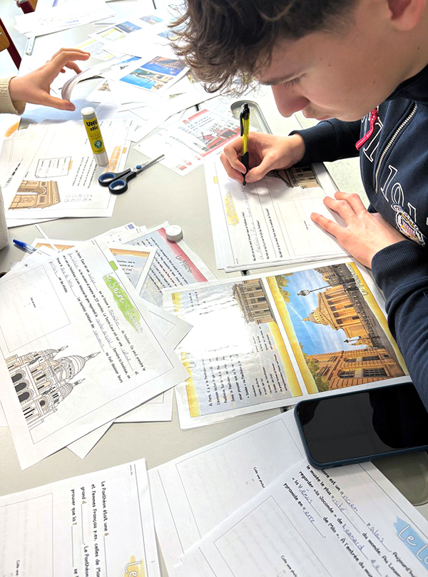 Schüler über Arbeitsblatt gebeugt