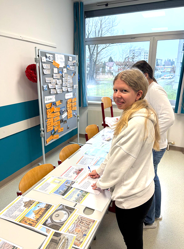 Schülerin vor Pinwand