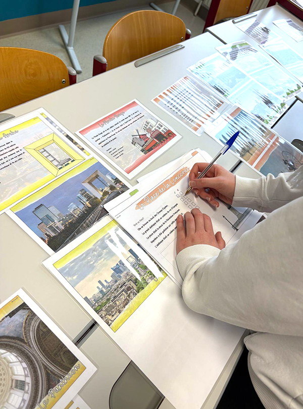 Tisch mit vielen Arbeitsblättern