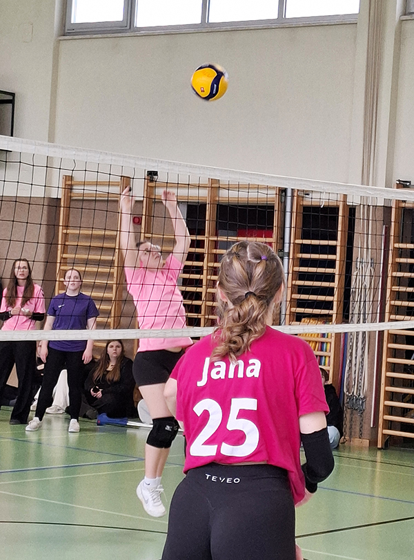 Schüler/innen beim Volleyball