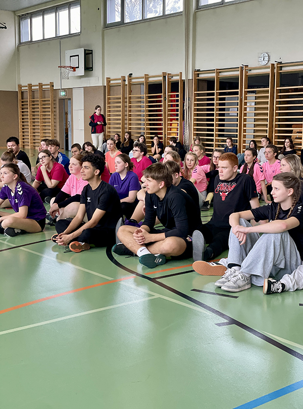 Schüler/innen am Boden sitzend