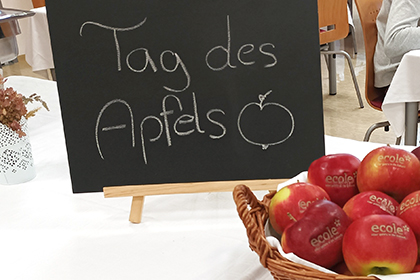 Korp mit Äpfel und Kreidetafel "Tag des Apfels"