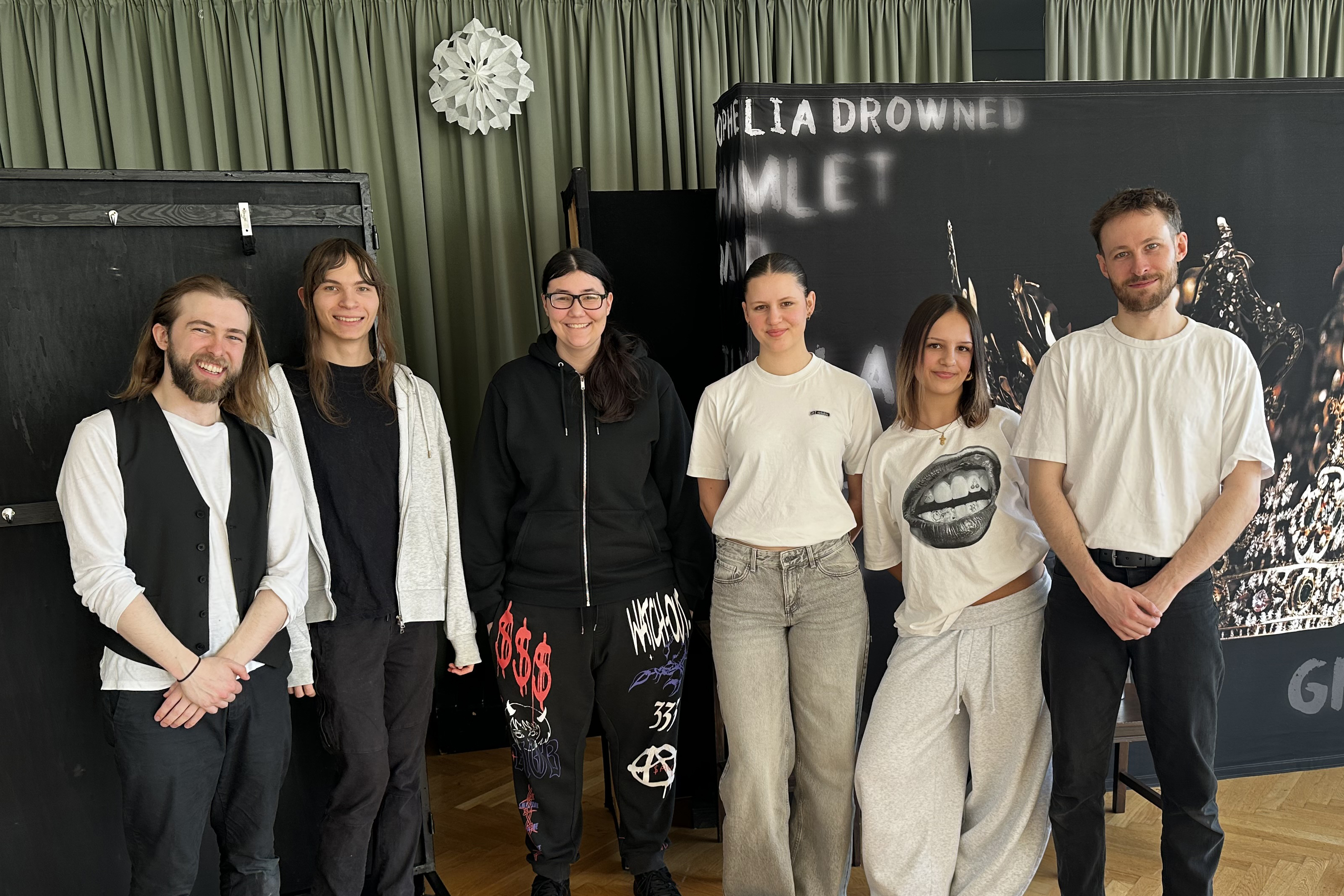 Gruppenfoto Schauspieler mit Schüler