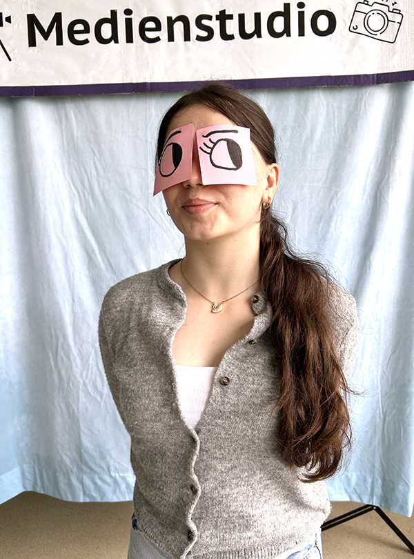 Schülerin mit Post-It-Augen
