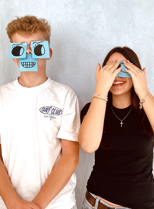 zwei Schüler mit Post-It-Augen