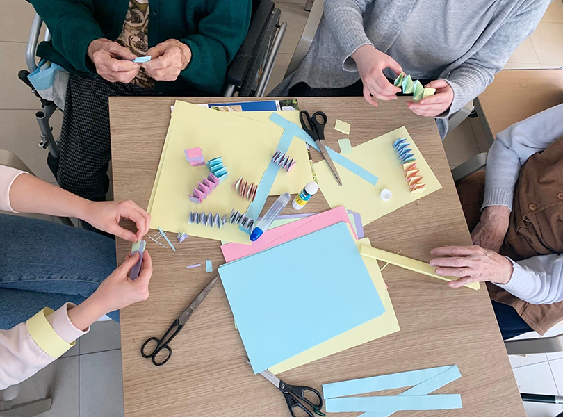 Basteln im Altenwohnheim