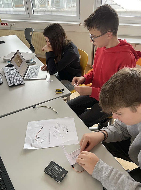 drei Schüler arbeiten am TinySorter