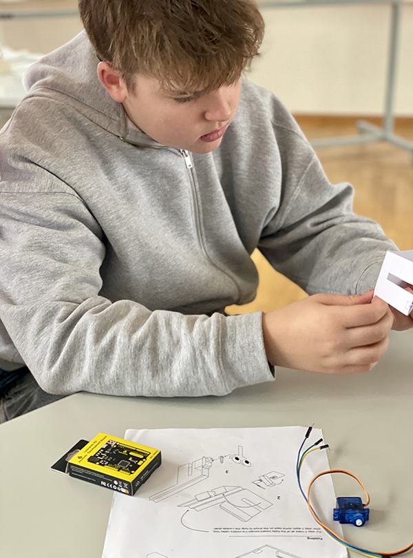 Schüler bastelt am TinySorter