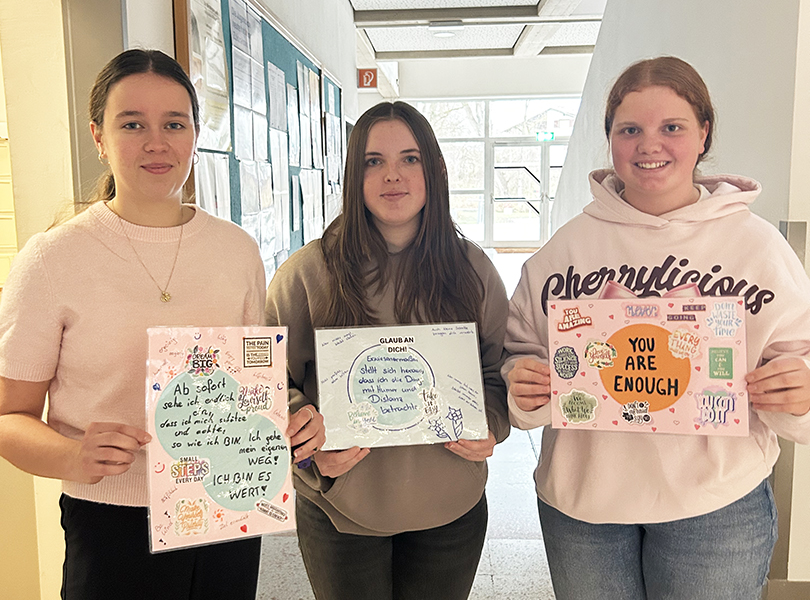 drei Schülerinnen mit Mental-Health-Plakaten